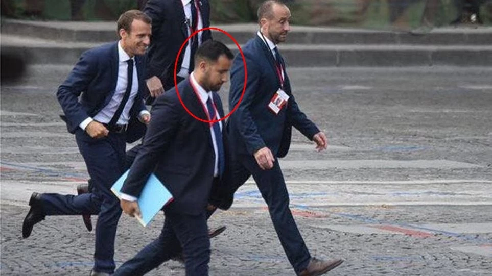 Σκιές σκανδάλου για Μακρόν: «Κολλητός» και «αδυναμία» ο Ελληνας σύμβουλος που έδειρε διαδηλωτή